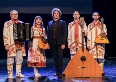 ансамбль "Русские тайны" и солист Астраханского дворца культуры "Аркадия" Марков Александр