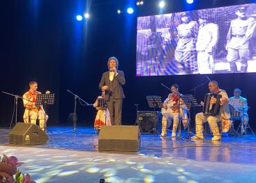 ансамбль "Русские тайны" и солист Астраханского дворца культуры "Аркадия" Марков Александр