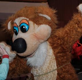 Аниматор в костюме медведя