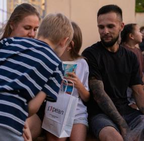 Подарки смотрят от Реала